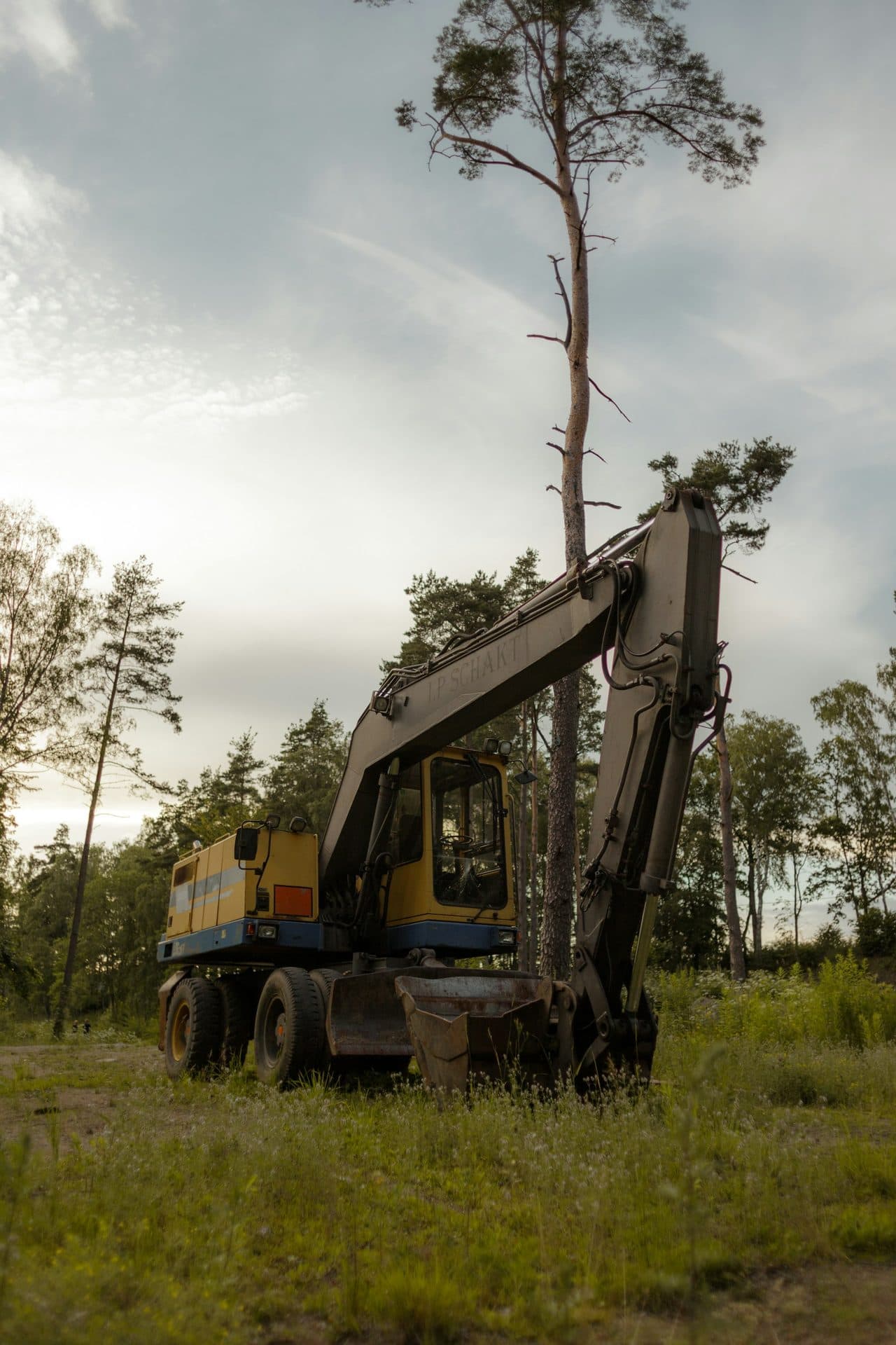 R & R crane rental service team at work
